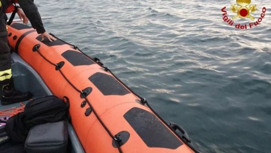Moti i keq në Itali, kthehet përmbys varka me 24 persona në bord, 3 të vdekur dhe 1 i zhdukur