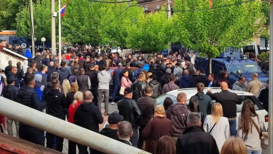 Sërish tensione në Kosovë, disa serbë tentojnë të futen në zyrat komunale! KFOR-i ndërhyn për të shpërndarë protestuesit në Zveçan
