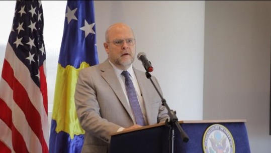 Tensionet në veri të Kosovës, ambasadori amerikan: Me këtë situatë, krerët e shtetit nuk do mund të kryejnë vizita në SHBA