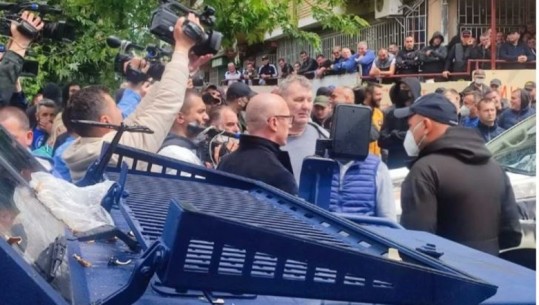‘Tradhti’! Protestuesit serbë godasin me shishe kryetarin e Listës Serbe pasi u kërkoi t’u lironin rrugën automjeteve të policisë së Kosovës