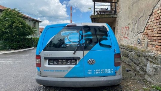 Sulmohen ekipet e mediave në veri të Kosovës: U shpojnë gomat makinave nënshkruajnë kryqin serb
