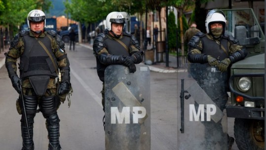 Tensionet në veri të Kosovës, automjetet e policisë mbeten të bllokuara në Zveçan