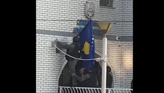 VIDEO/ Zhvendoset flamuri i Kosovës në Zubin Potok