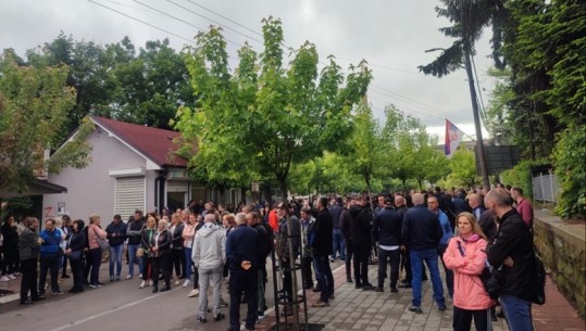 Dita e tretë e protestës për kryetarët shqiptarë të komunave me shumicë serbe, protestuesit mblidhen në Zveçan