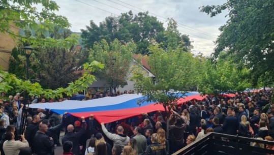 VIDEO/ Protestuesit serbë shpalosin një flamur gjigant të Serbisë në Zveçan