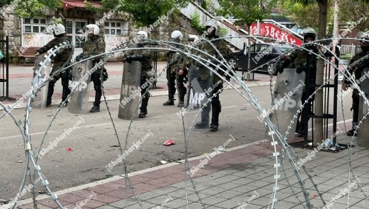 Për të tretën ditë protesta në veri të Kosovës, KFOR shton masat, vendos rrethim me tela me gjemba! DASH: Palët të ulin tensionet menjëherë 