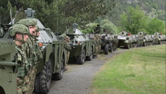 Tensionet në veri të Kosovës, Ministri i Mbrojtjes i Serbisë viziton ushtrinë në Rashkë