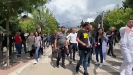 Sulmohen sërish mediat në veri, momenti kur një prej gazetarëve të Kosovës goditet fizikisht (VIDEO)