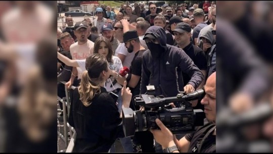 FOTOLAJM/ Gazetari poston foton simbolike: Shiheni me vëmendje guximin e gazetares dhe huliganët që fyejnë profesionistët në veri të Kosovës