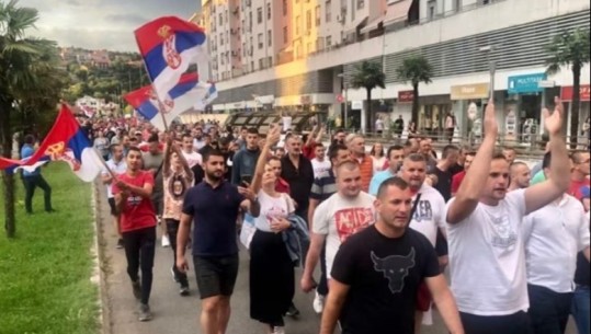 'Nuk ka dorëzim', në Mal të Zi tubime përkrahëse për serbët në Kosovë