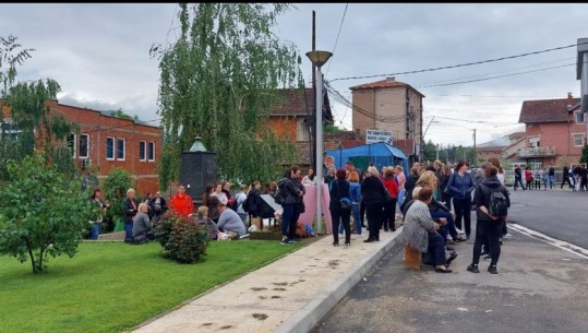 Serbët të mbledhur para komunës, kryetari i Zubin Potokut vazhdon punën nga një tjetër godinë