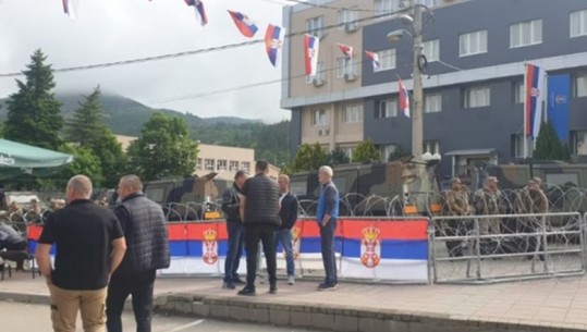 Tensionet në veri të Kosovës, protestuesit mblidhen edhe në Leposaviç