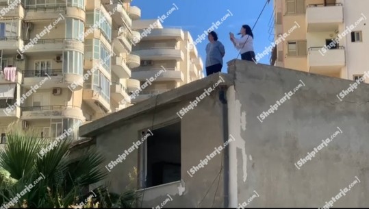 VIDEO/ Refuzuan vlerën e shpronësimit, nëna dhe vajza e saj në Vlorë hipin mbi tarracën e ndërtesës të planifikuar për t’u shembur nga IKMT