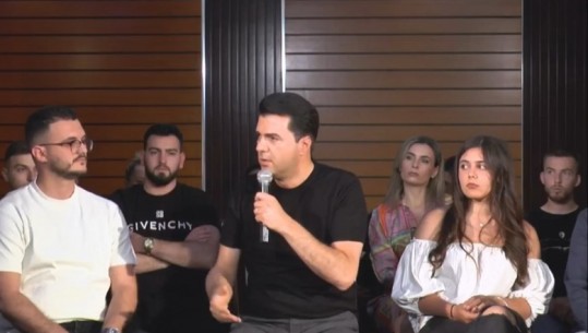 Basha takim të rinjtë në Vlorë: Njerëzit s’janë të lirë të votojnë, PS parti që riciklon veten sistem i vjetëruar