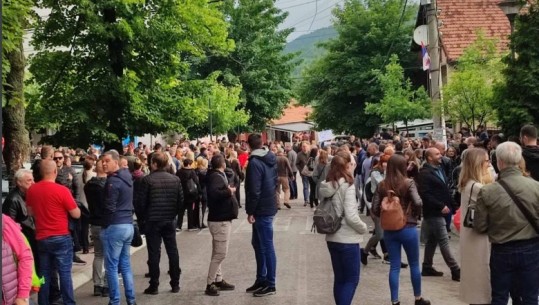 Vazhdojnë protestat në veri, BE-ja rrit presionin diplomatik mbi Kosovën! Sot debat në Kuvendin e Prishtinës