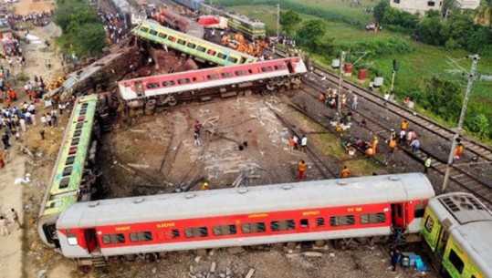 Tragjedi në Indi, përplasen 2 trena, 288 viktima e rreth 850 të plagosur (VIDEO+FOTO)