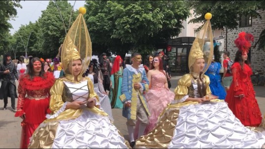 Edicioni i 16-të i karnavaleve çel sezonin turistik në Korçë, zbukurohen rrugët e qytetit me kostume shumëngjyrëshe e maska veneciane