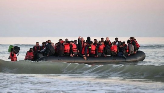 Fluksi i emigrantëve me gomone, ministri britanik: Mijëra shqiptarë janë kthyer në atdhe, disa edhe janë arratisur! Shumica presin ende të nisen