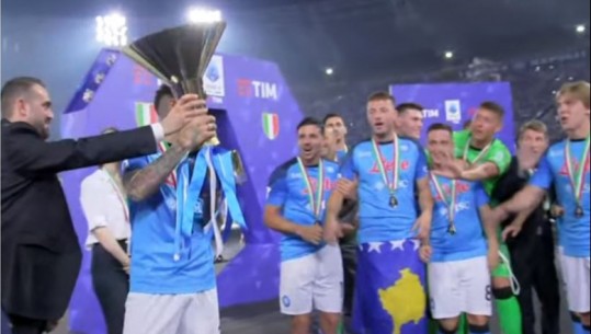Futbollisti shqiptar e feston titullin kampion në Seria A me flamurin e Kosovës