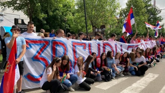 Situata në veri të Kosovës, edhe nxënësit serb të shkollave fillore protestojnë në Zveçan