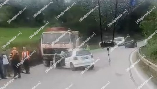 Aksident në Librazhd, makina përfundon poshtë kamionit! 2 të plagosur