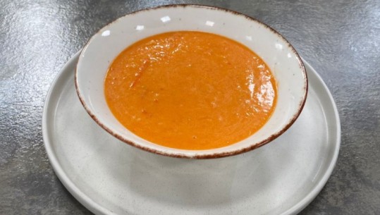 Supë trahana me salcë dhe domate të freskëta nga zonja Albana