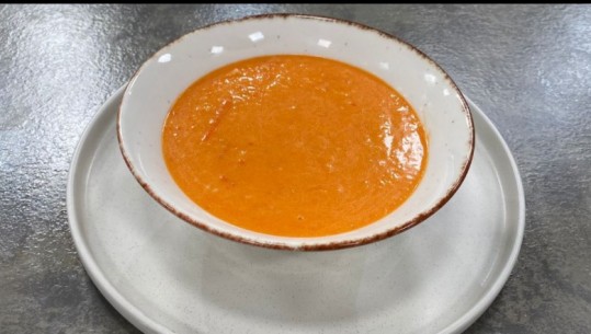 Supë trahana me salcë dhe domate të freskëta nga zonja Albana