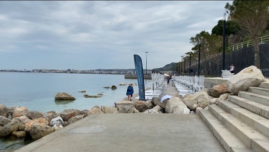 ‘Shkëmbi i doktorit’, plazhi në Vlorë zaptohet nga  privati! Vlonjatët të indinjuar: Çadrat i ka vendosur Ardian Kollozi, ish-funksionar i PD
