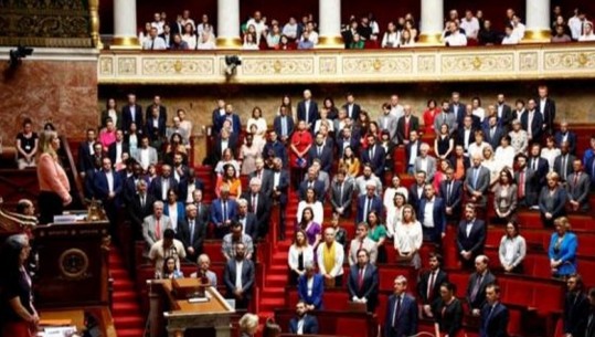 Parlamenti francez mban një minutë heshtje për sulmin në Annecy