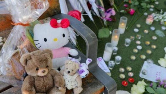 Një qytet në dhimbje! Lule, qirinj, shënime dhe lodra, francezët luten për vogëlushët e plagosur
