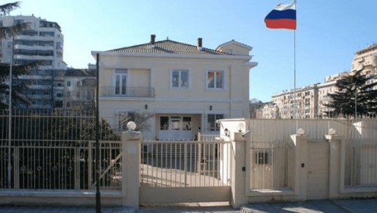 Alarmohet ambasada ruse në Tiranë, merr mesazhe kërcënuese nga një shqiptar i Kosovës