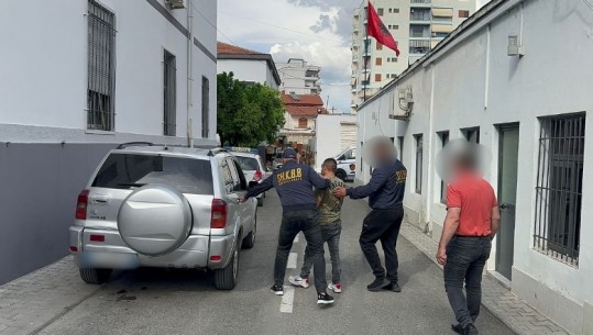 I morën 28 mijë euro përmes mashtrimit një çekeje, tre të arrestuar në Cërrik