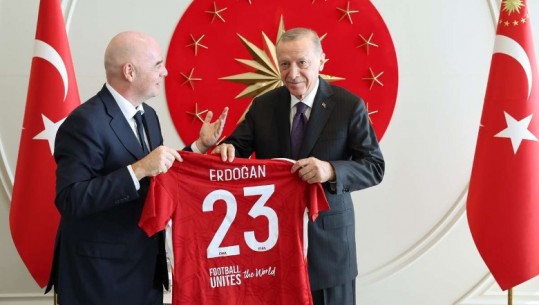 'Futbolli bashkon', Infantino i bën dhuratë Erdoganit para finales