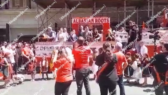 New York-u ‘vishet’ kuqezi, shqiptarët festojnë 145-vjetorin e Lidhjes së Prizrenit! Korrespondenti i Report Tv: Parada për të 15-in vit radhazi