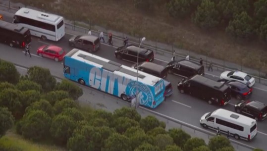 VIDEO/ Trafik i rënduar në Stamboll, autobusi i Manchester City-t mbetet në rrugë
