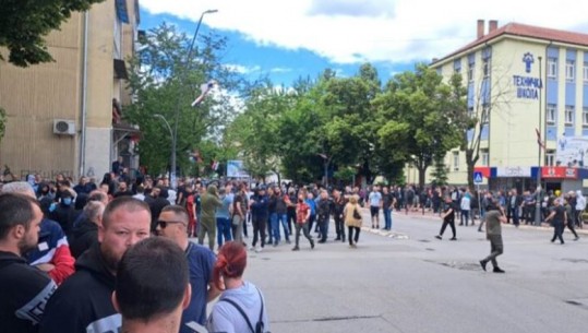 Arrestimi i organizatorit të sulmeve ndaj KFOR, qindra serbë mblidhen në protestë në Mitrovicë të Veriut