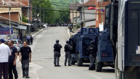 Arrestimi i serbit që sulmoi ushtarin e KFOR, protestuesin mblidhen në një shkollë në Mitrovicë të Veriut