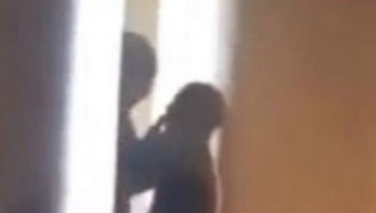 Puthi me dhunë në buzë nxënësen e klasës së shtatë, vihet në pranga mësuesi në Deçan