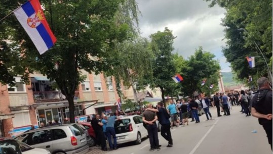 Tensionet në veri të Kosovës, protestuesit serb kritikojnë Listën Serbe, kërkojnë të mos përfaqësohen nga kjo parti