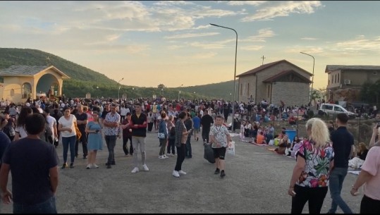 Festa e Shna Ndout, mijëra pelegrinë në kishën e Laçit: Lutemi për shëndet e begati