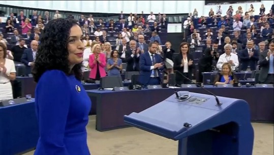 Mbajti fjalimin historik në PE, momenti kur e gjithë salla ngrihet në këmbë dhe nderon me duartrokitje Vjosa Osmanin