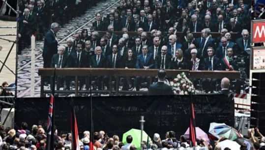 ‘Ka vetëm një president’, përfundon funerali i Berlusconit! Duartrokitje dhe brohoritje në Piazza Duomo, familjarët në lot! I pranishëm dhe Rama