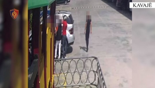 VIDEO/ Morën peng një 22-vjeçar pasi dyshohet se mashtroi për shitjen e një makine, tre në pranga në Kavajë! Momenti kur fusin të riun me zor në makinë