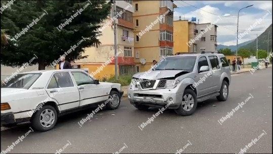 Aksident në Bulqizë, mjeti del nga rruga dhe përplaset me dy makina të tjera! Plagoset çifti i bashkëshortëve, dërgohen te Truama