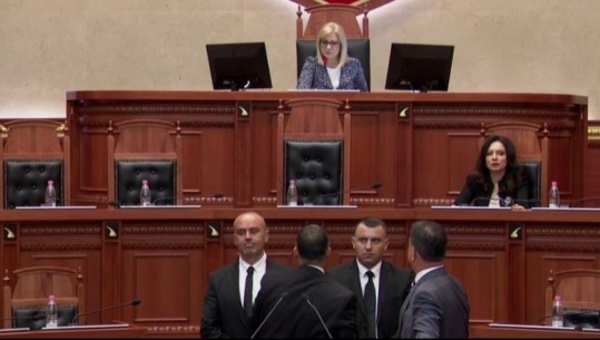 VIDEO/ Tensione në Kuvend, Nikolla nuk i jep fjalën, nxehet Asllan Dogjani dhe niset me vrull drejt foltores, i bie me grusht: Të dalim me një qëndrim për Kosovën