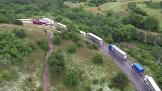 VIDEO/ Dhjetëra kamionë të bllokuar në kufirin mes Kosovës e Serbisë