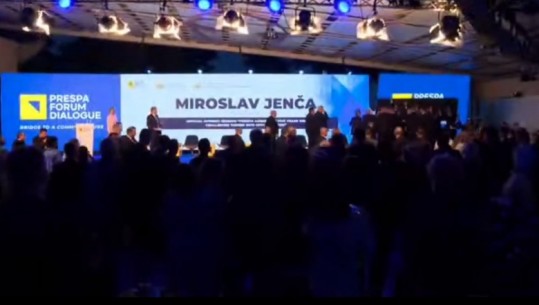 VIDEO/ Incident në forumin e Prespës, rrëzohet monitori! Panik mes të pranishmëve dhe të ftuarve në panel   