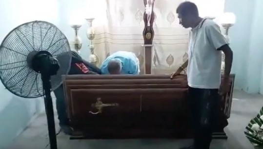 VIDEO/Gruaja e ‘vdekur’ nis të marrë frymë brenda arkivolit, të afërmit tronditen nga veprimi i saj gjatë funeralit