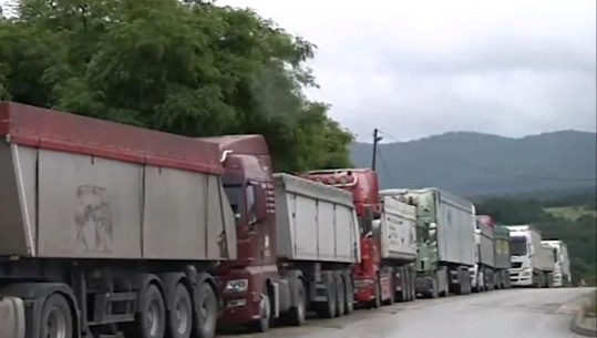 Radhë në kufi pasi u ndaluan mallrat serbe, 20 kamionë presin në pikën kufitare në Jarinje