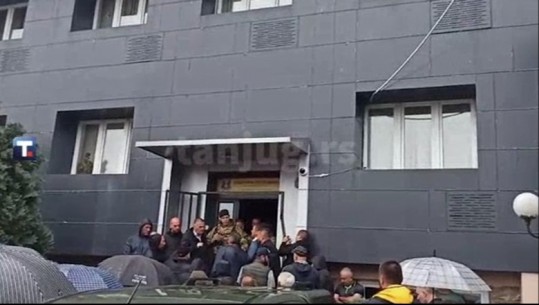 Leposaviç, protestuesit serbë protestojnë para godinës së komunës